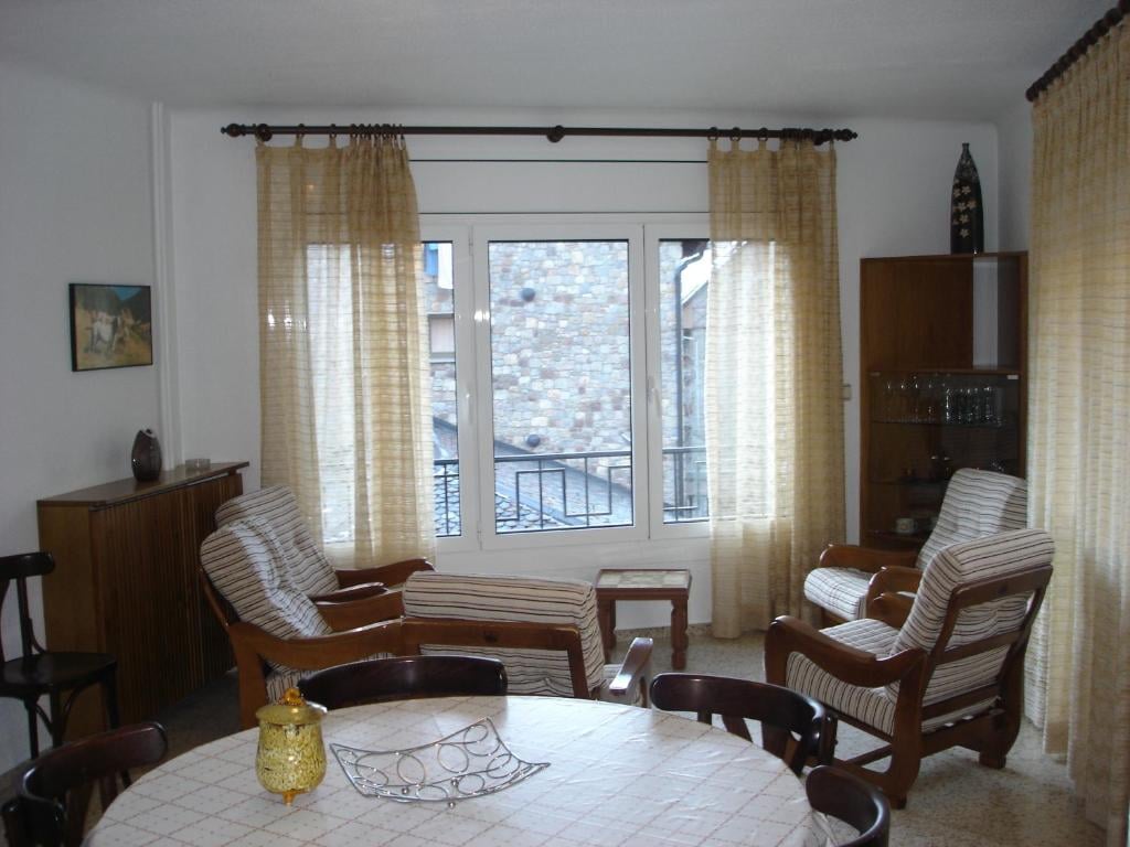 Apartaments Turistics Pirineu — photo 1 of 8