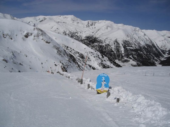 Both piste marker and fence nearly buried in our great snow 21/03
