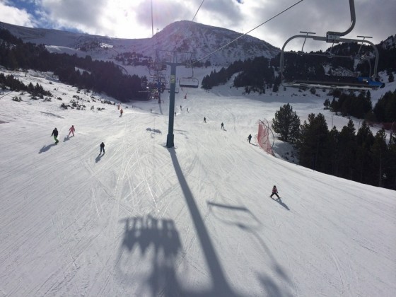 Chairlift over a run in El Tarter