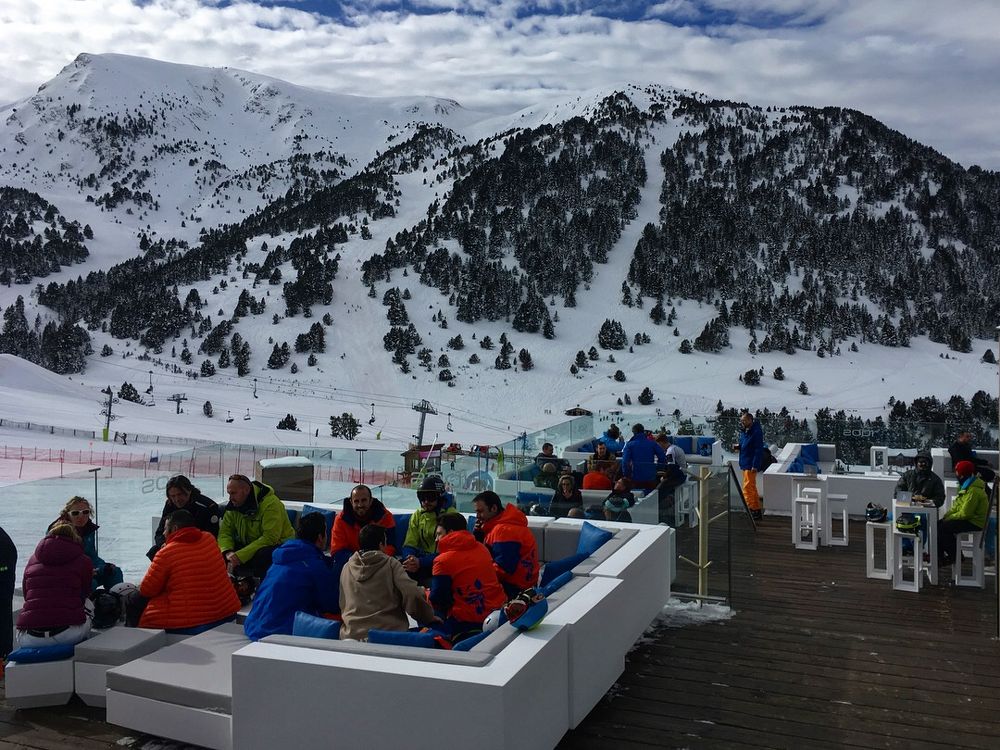 Skiiers and snowboarders enjoying their Saturday on Iqos terrace.