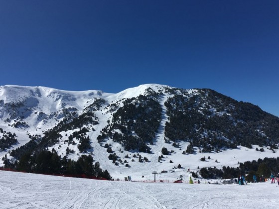 Excellent snow conditions and brilliant blue skies in El Tarter