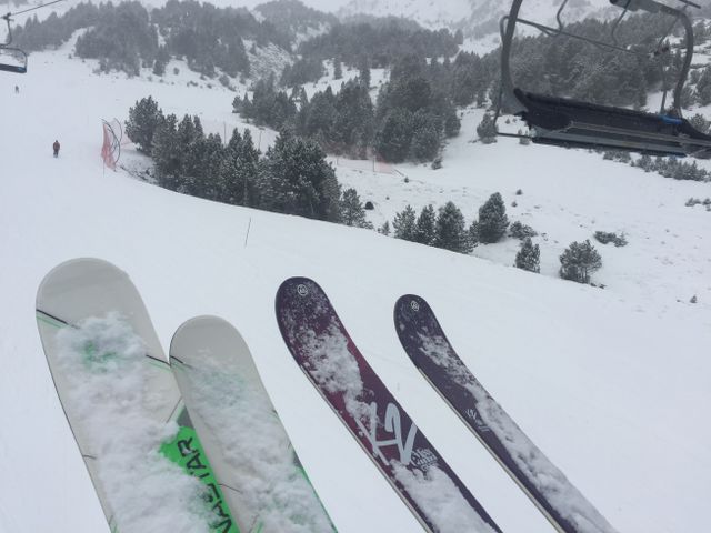 Powder snow on the skis