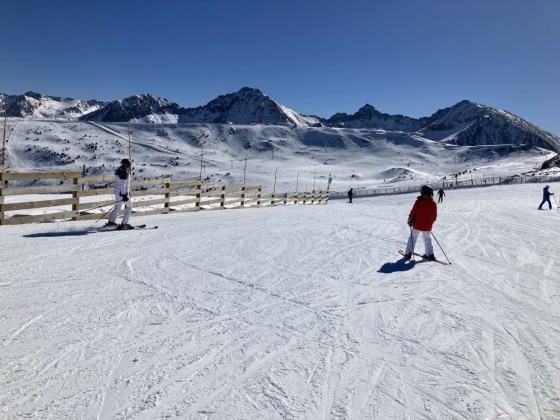 Skiing red slope Llebre