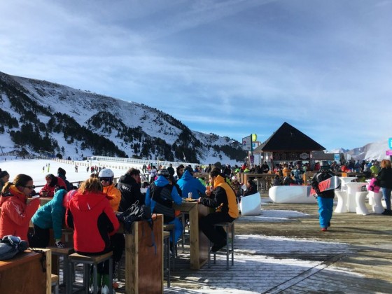 Skiiers and Snowboarders enjoying the sunshine on La Cabana terrace