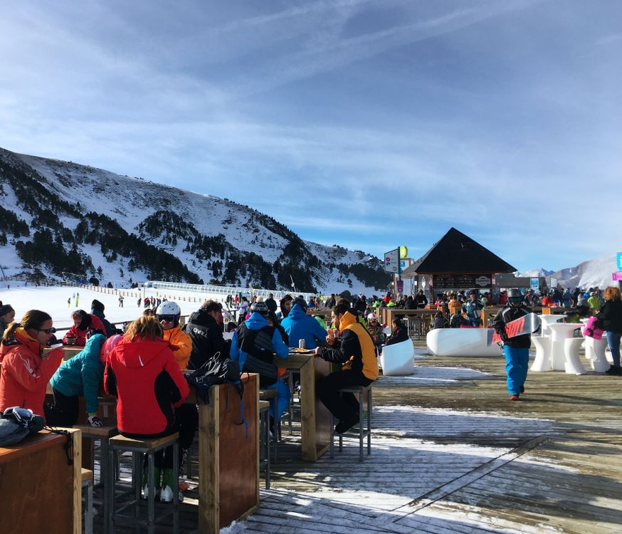 Skiiers and Snowboarders enjoying the sunshine on La Cabana terrace