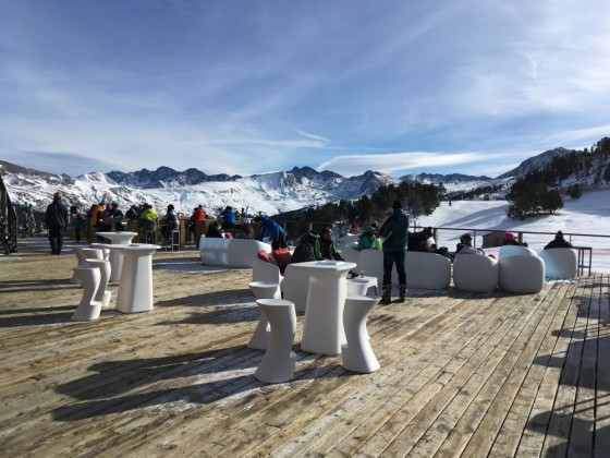 Sunny day on the terrace of La Cabana, located at the top of the TSD6 Soldeu chairlift.