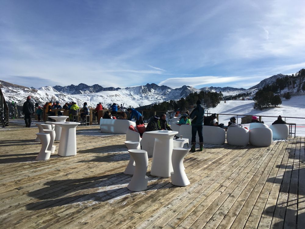 Sunny day on the terrace of La Cabana, located at the top of the TSD6 Soldeu chairlift.