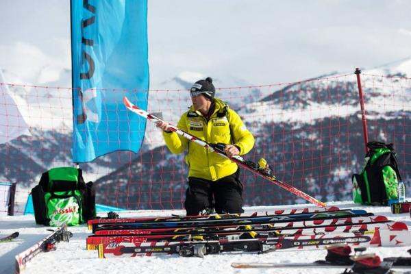 Preparing the skis - 11th March - Photo: Iñaki Rubio